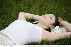 户外阳光美女-平躺在草地上双手平头照