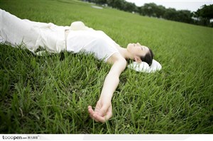 户外阳光美女-平躺在草地上的侧面照 高清图片