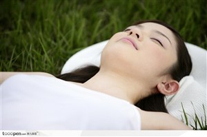 户外阳光美女-平躺在草地上面部特写