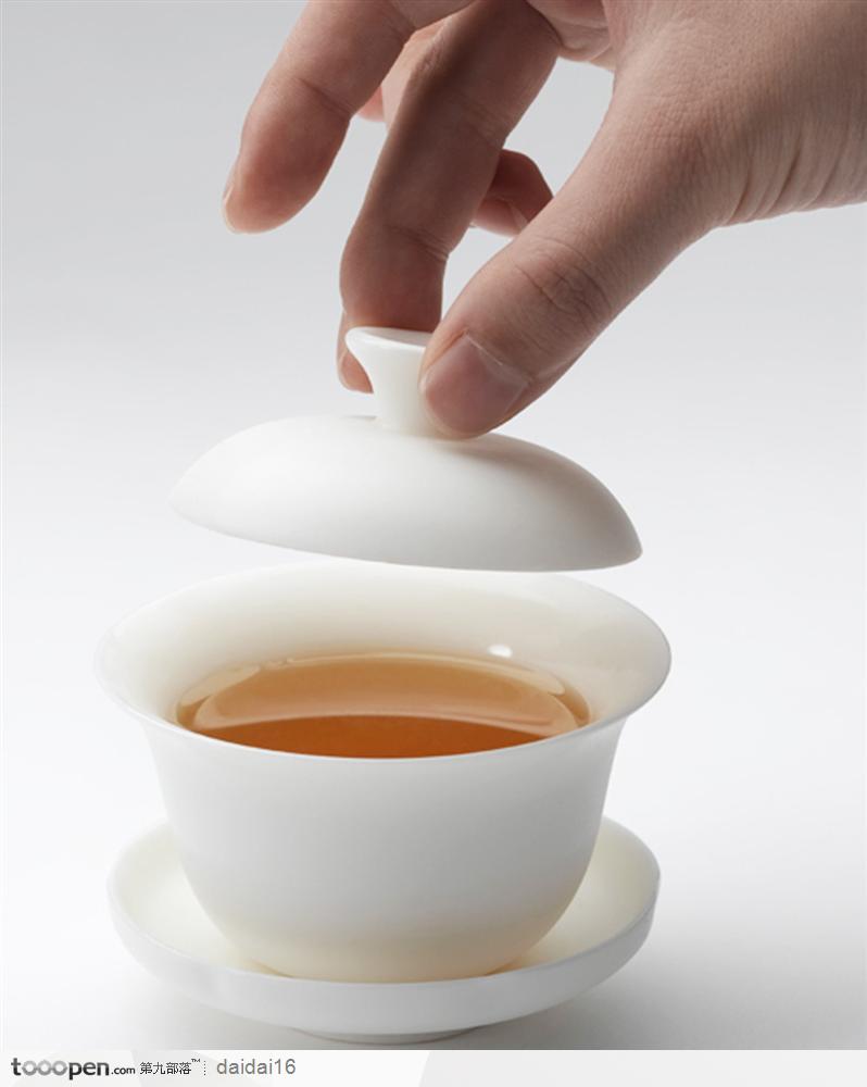 中华传统工艺打开的白色茶具