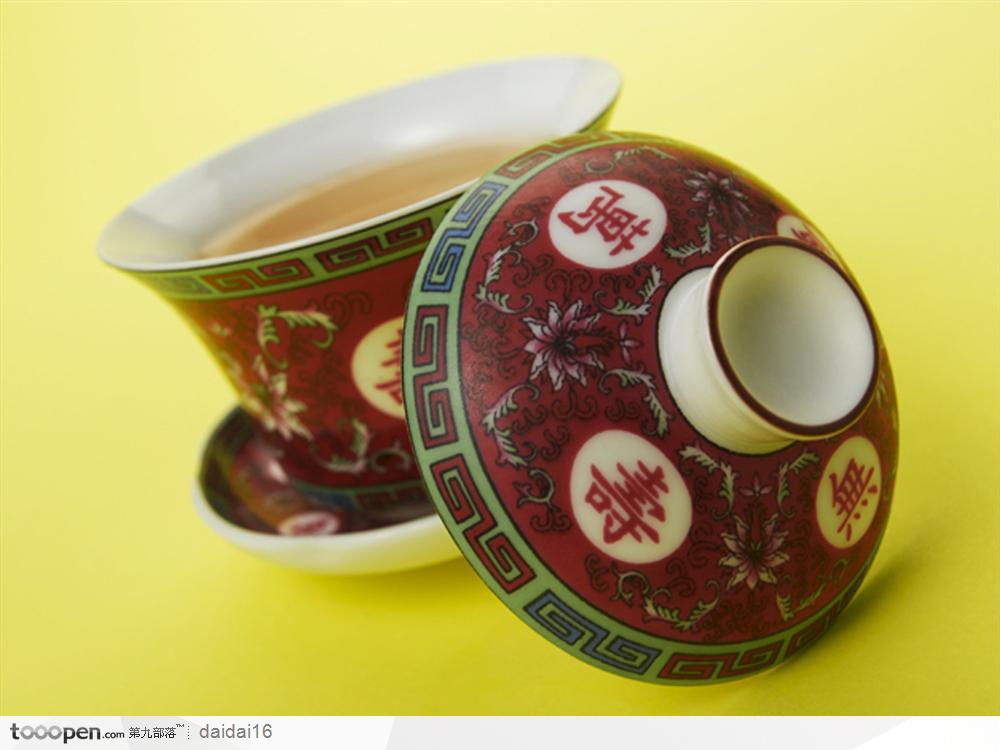 中华传统工艺品-打开盛满茶水的杯子