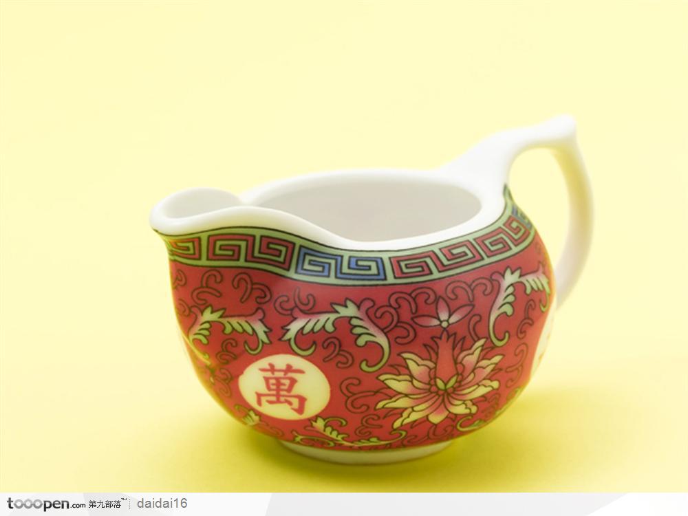 中华传统工艺品-红色茶壶侧面