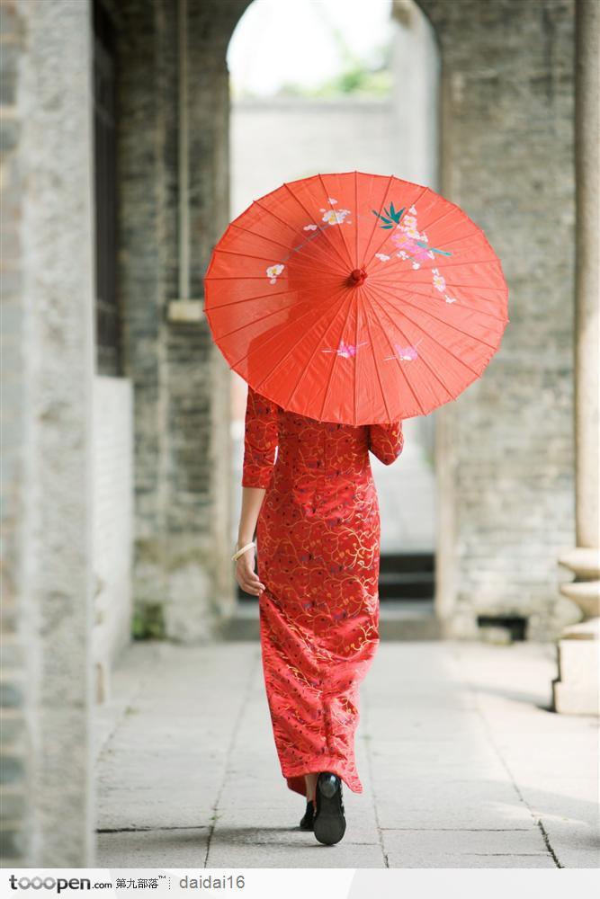 穿红色旗袍打油纸伞的女人背面图片