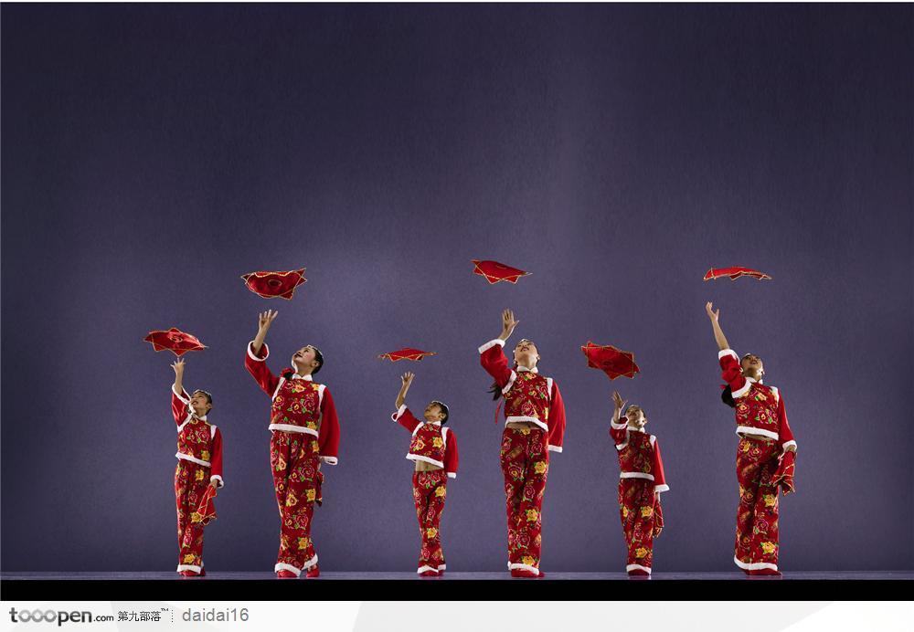 中国传统技艺-转手绢的孩子