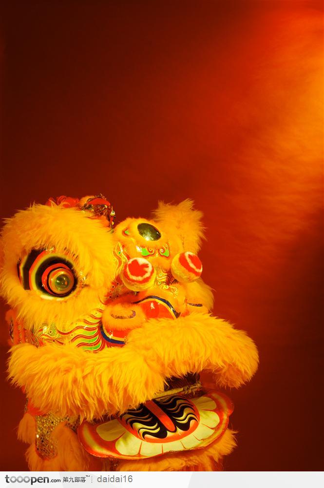 中华传统吉祥物黄色的狮子头