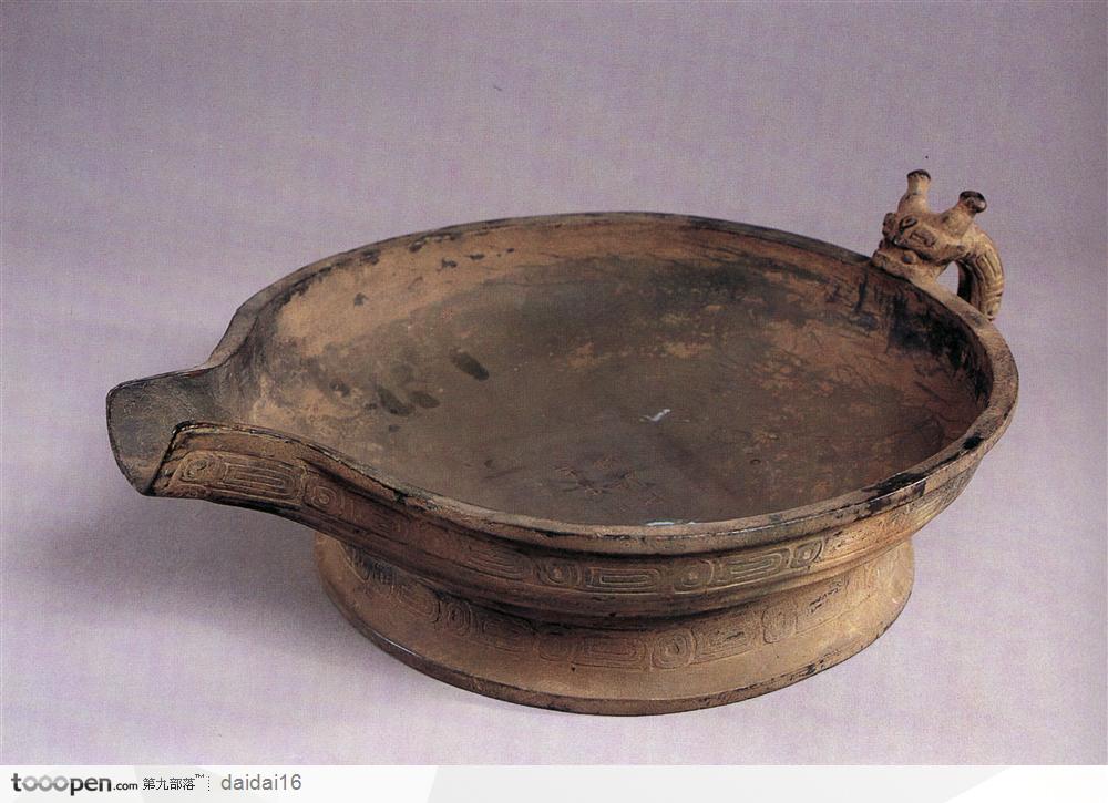 中华传统-褐色的青铜盘