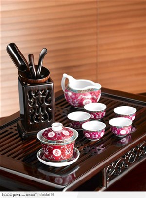 木质茶几上的红色茶具