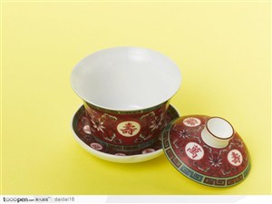 中华传统暗红色茶杯