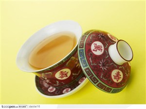 中华传统工艺品-打开盛满茶水的杯子