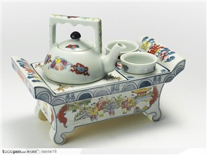 中华传统斜放的白色花纹茶具