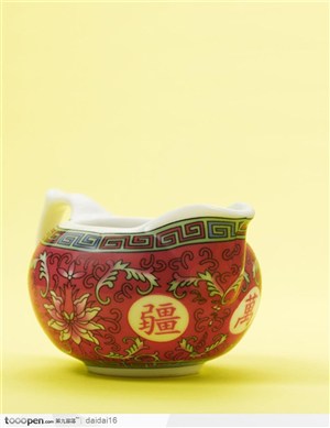 中华传统工艺品-斜放的红色茶壶
