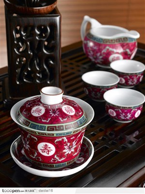 中华传统红色的茶杯