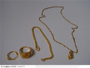 黄金项链和戒指