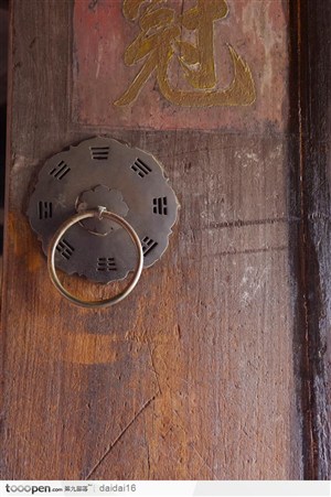 中华传统工艺-褐色的门