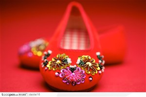 中华传统工艺品-红色的绣花鞋