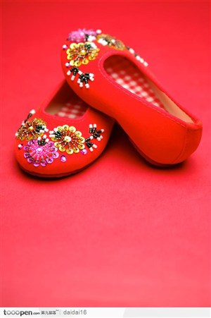 中华传统-红色的鞋子