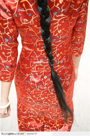 中华传统文化穿旗袍的女人的辫子