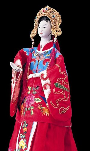 中华传统文化-红色的美女戏偶
