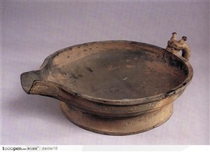 中华传统-褐色的青铜盘