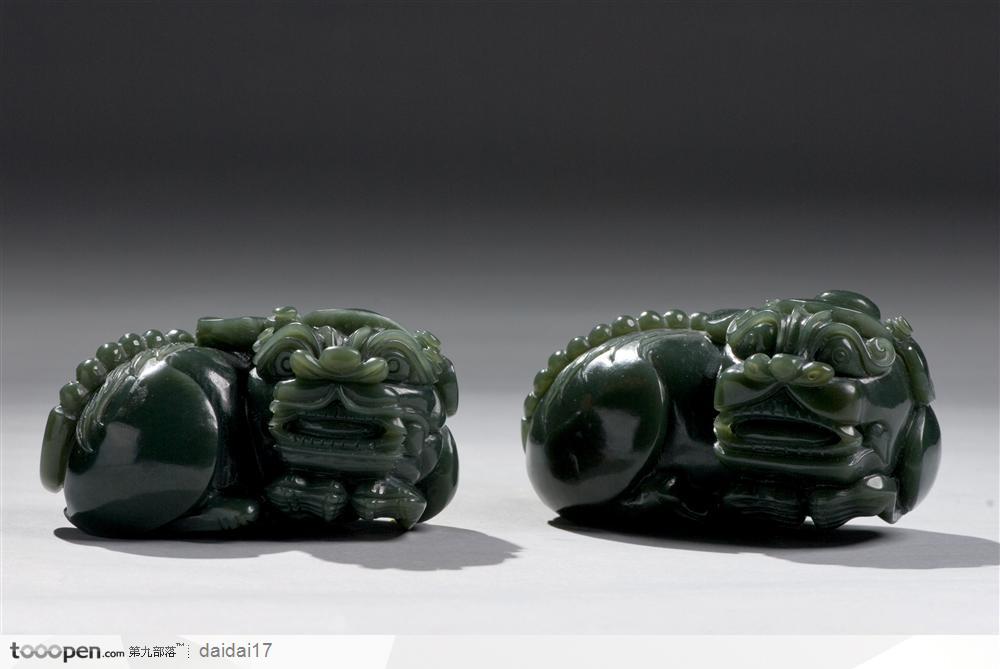 中华传统雕刻-墨绿色威武的狮子