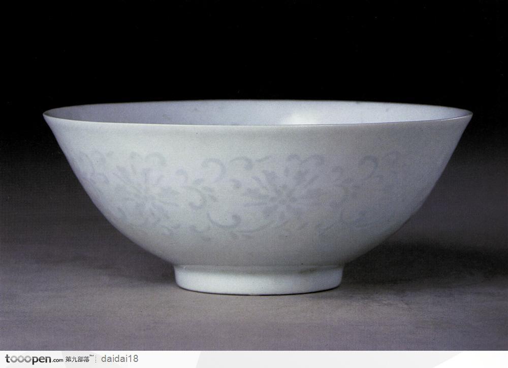 传统瓷器-白色花纹的瓷碗