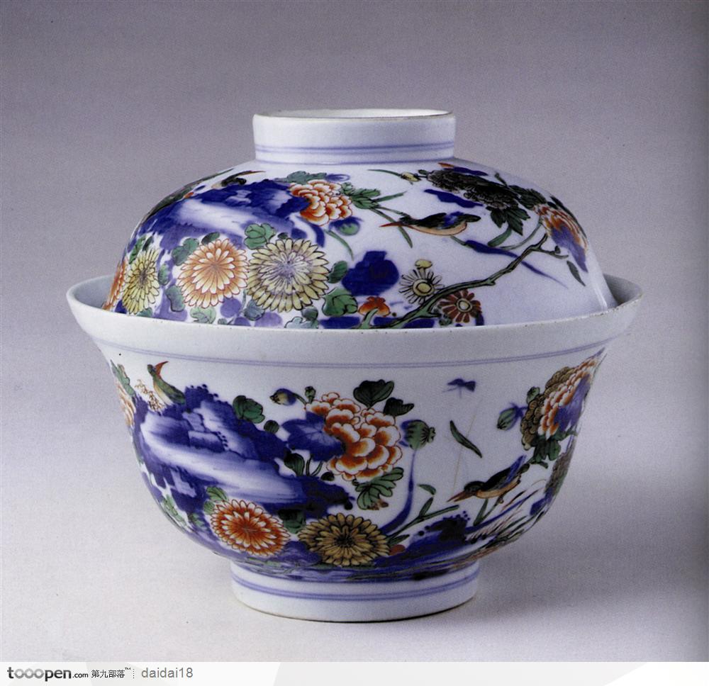 传统瓷器-牡丹花纹的茶杯