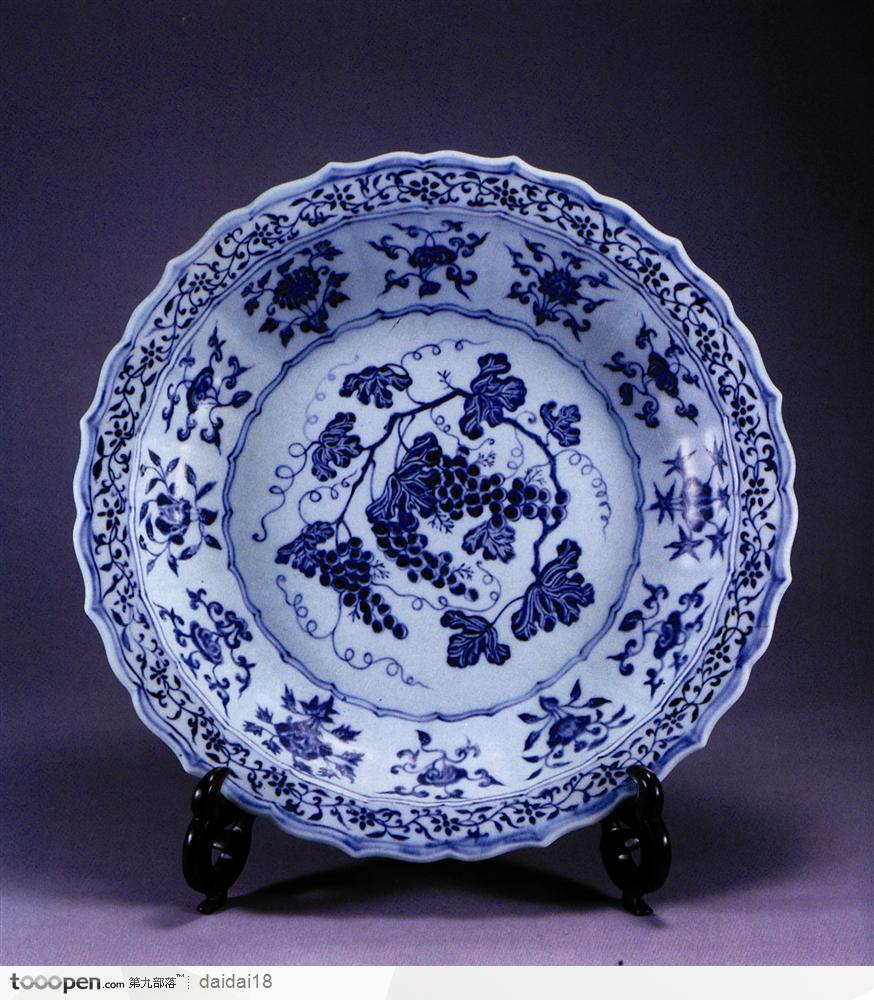 传统工艺-蓝色的葡萄花纹碟子