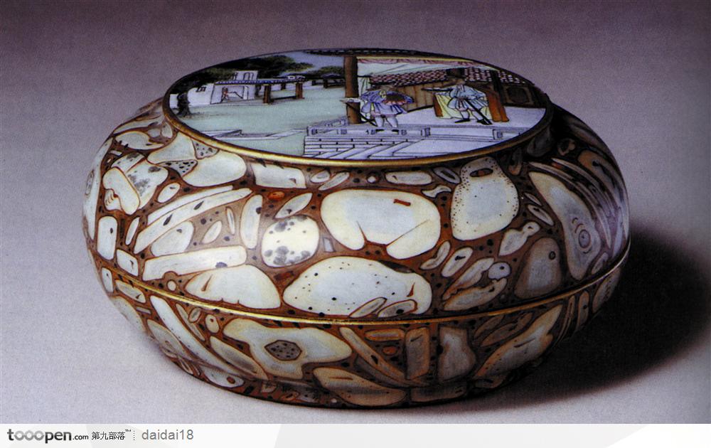 中华传统-褐色花纹的瓷盒