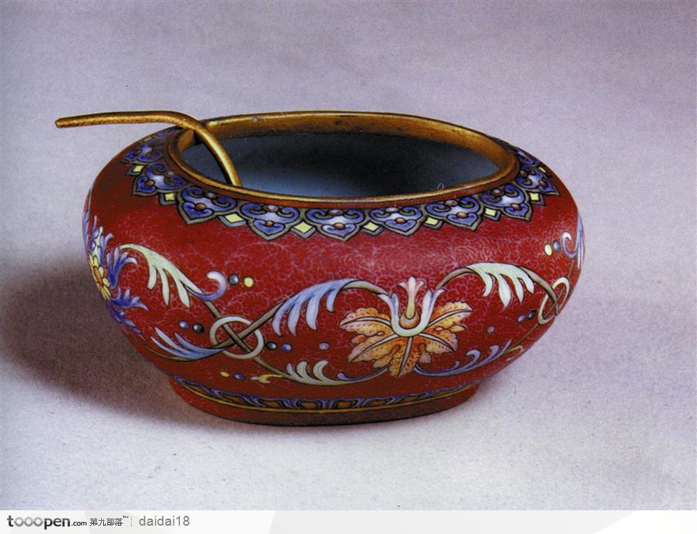 中华传统-红色花纹的瓷罐