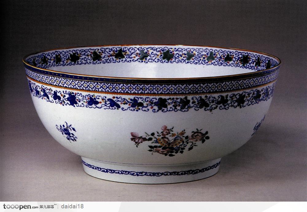 中华传统-蝴蝶花纹的瓷碗