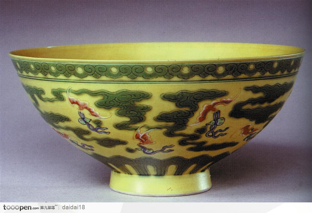 中华传统-黄色的翔云花纹瓷碗