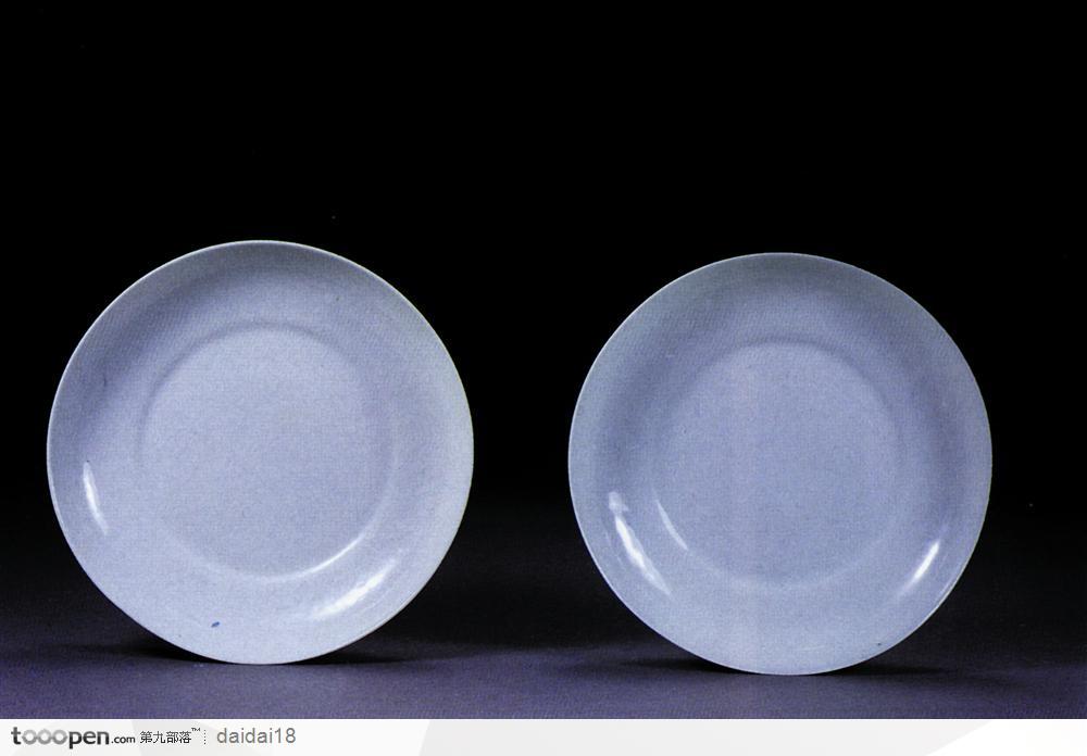 中华传统-一对白色盘子