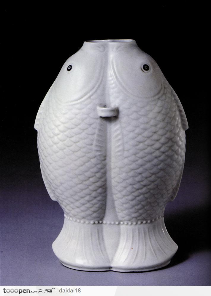 中华传统工艺-白色的双鱼花瓶