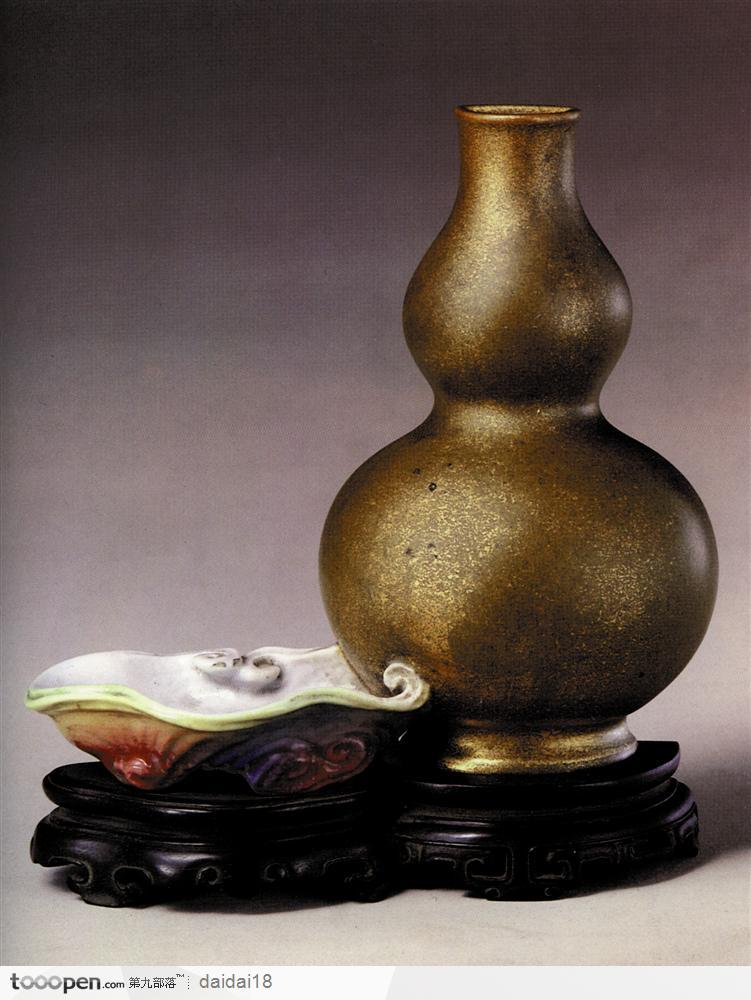 中华传统工艺-镀金的葫芦瓷器