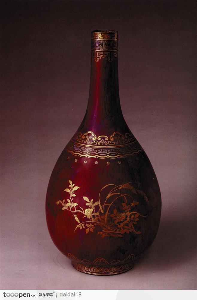 中华传统-金色花纹的红色花瓶