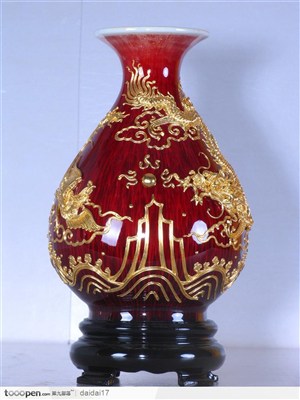 红色花瓶上精美的龙