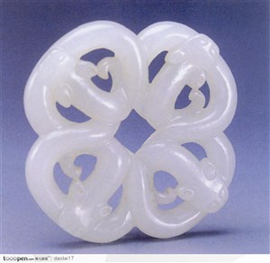 传统工艺-镂空雕刻白色圆形玉器