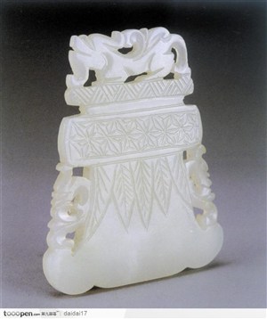 中华传统工艺-雕刻精美的白色玉璧