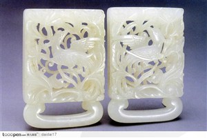 中华传统工艺-镂空雕刻的白色玉扁