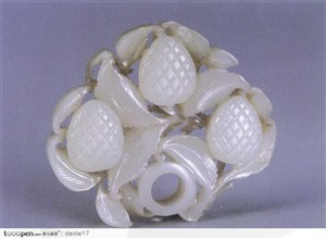 中华传统工艺-镂空雕刻的荔枝
