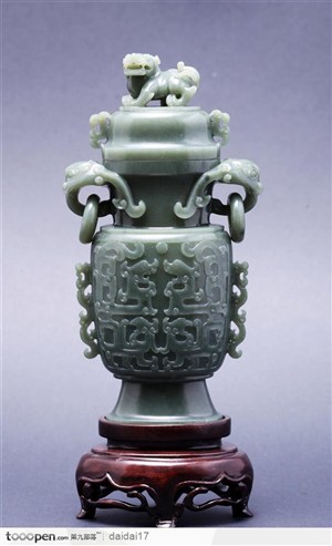 传统工艺-雕刻精美的花瓶