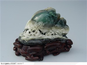中华传统雕刻-下棋的老人和翠绿山峰