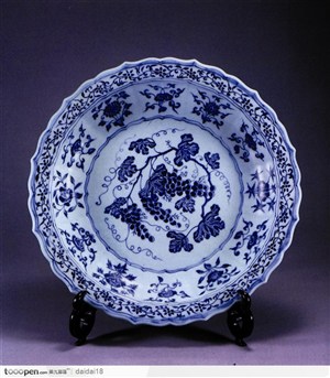 传统工艺-蓝色的葡萄花纹碟子