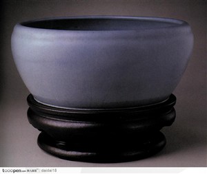 传统工艺-蓝色的瓷罐