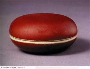 中华传统-暗红色的瓷盒