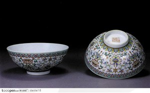 中华传统-彩色的底纹瓷碗
