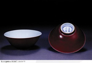 中华传统瓷器-暗红色的瓷碗