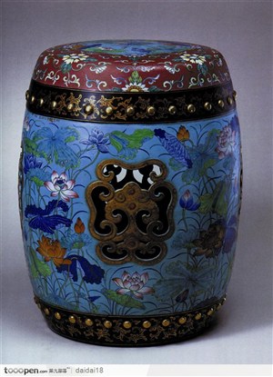 中华传统工艺-镂空的瓷凳子