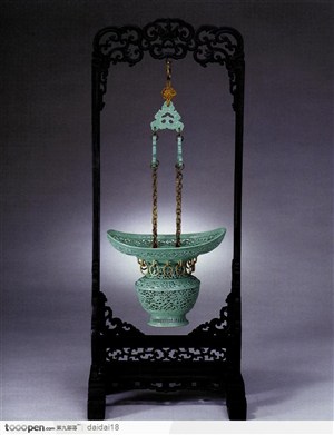 中华传统工艺-悬挂的青色花瓶