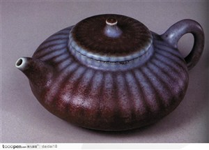 中华传统-褐色的瓣状茶壶